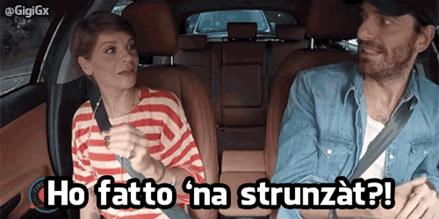a man and a woman in a car with the words ho fatto na strunzat written above them