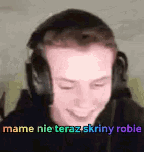 a young man wearing headphones is smiling and says mame nie teraz skiny robie