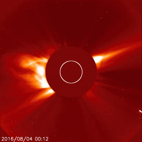 Cometa Cae En El Sol Y Es Evaporizado GIF - Cometa Sol Nasa GIFs