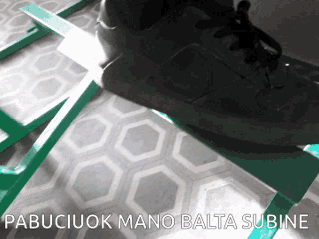 a picture of a person 's foot with the words pabucuok mano balta subine written below it