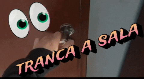 a picture of a person opening a door with the words tranca a sala on the bottom