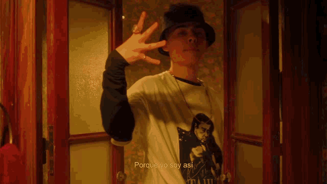 a man wearing a t-shirt that says ' porque yo soy asi '
