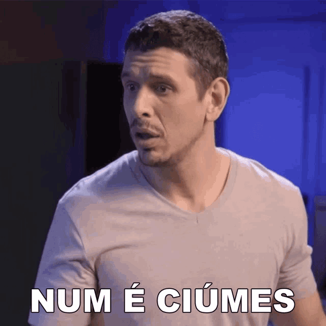 a man in a grey shirt says num e ciume 's