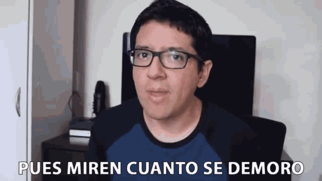 a man wearing glasses says " pues miren cuanto se demoro "