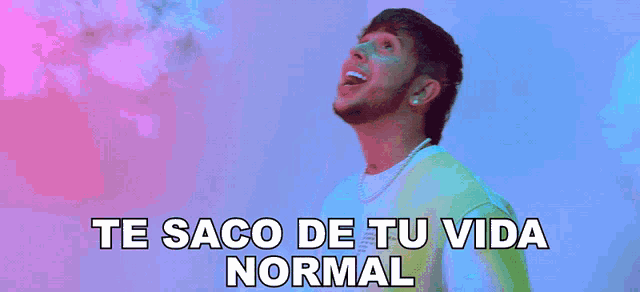 a man praying with the words te saco de tu vida normal on the bottom