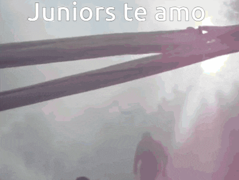a sign that says juniors te amo with a group of people in the background
