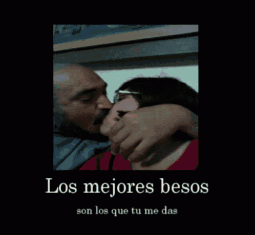 a picture of a man kissing a woman with the words los mejores besos on it