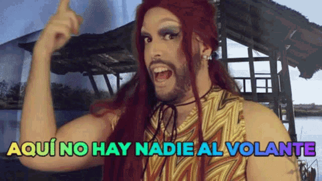 a man with red hair and a beard says aqui no hay nadie al volante in spanish