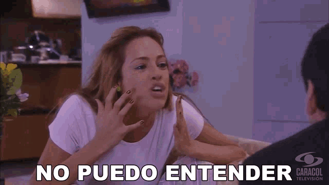 a woman sitting on a couch with the words no puedo entender