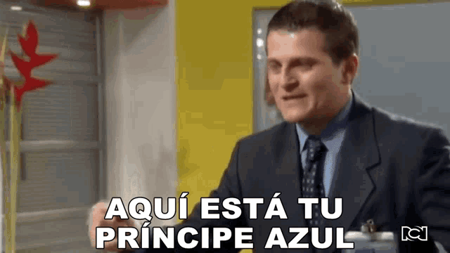 a man in a suit and tie says aqui esta tu principe azul in spanish
