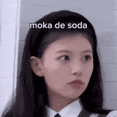 a girl wearing a headband with the words moka de soda written on it