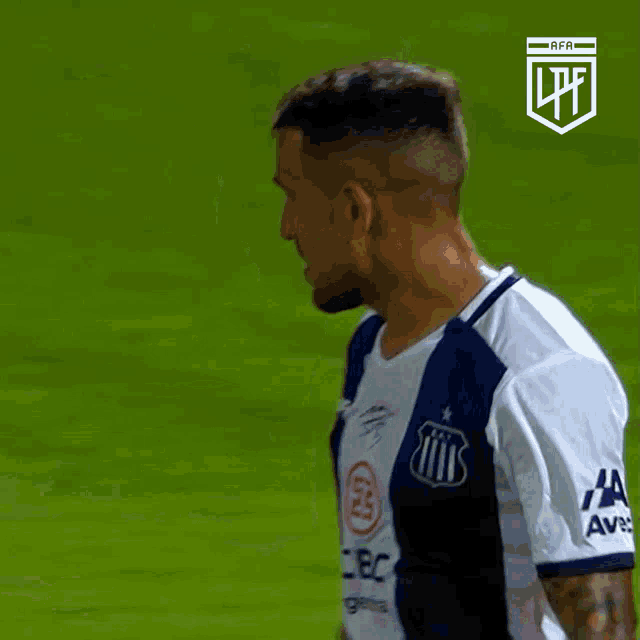 a soccer player wearing a shirt that says avec on it