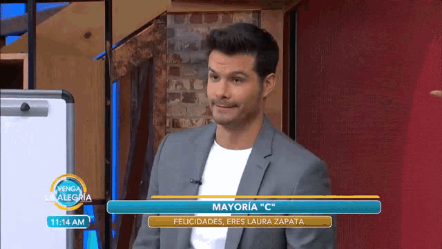 a man in a suit is on a television show called mayoria c
