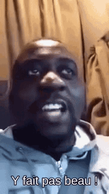 a man is making a funny face and saying y fait pas beau .