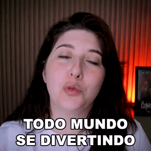 a woman with her eyes closed and the words todo mundo se divertindo below her