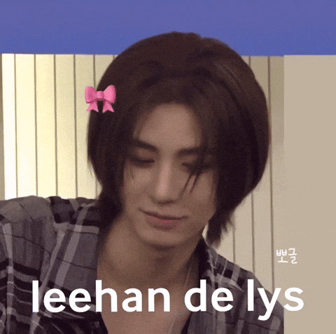 a young man with a pink bow in his hair and the words leehan de lys