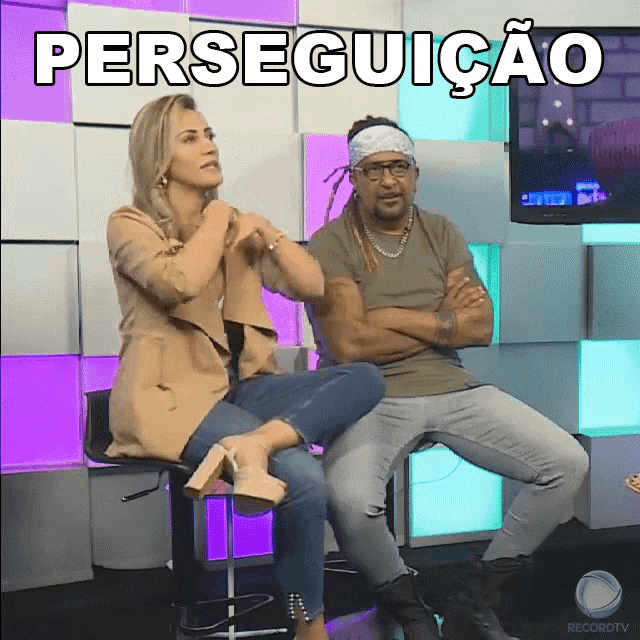 a man and a woman sitting on a stool with the word perseguicao written on the screen