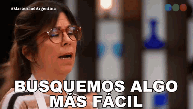 a woman with glasses says busquemos algo mas facil in spanish