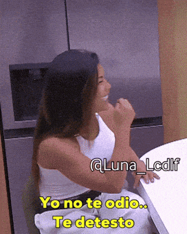 a woman is sitting at a table and says yo no te odio