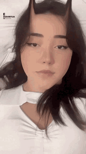 a close up of a woman 's face with a filter that says e desvirtua on it