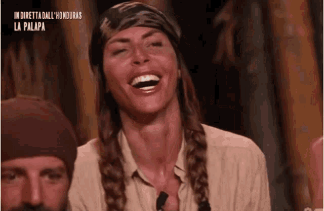 a woman is laughing with the words in diretta dall ' honduras la palapa on the bottom