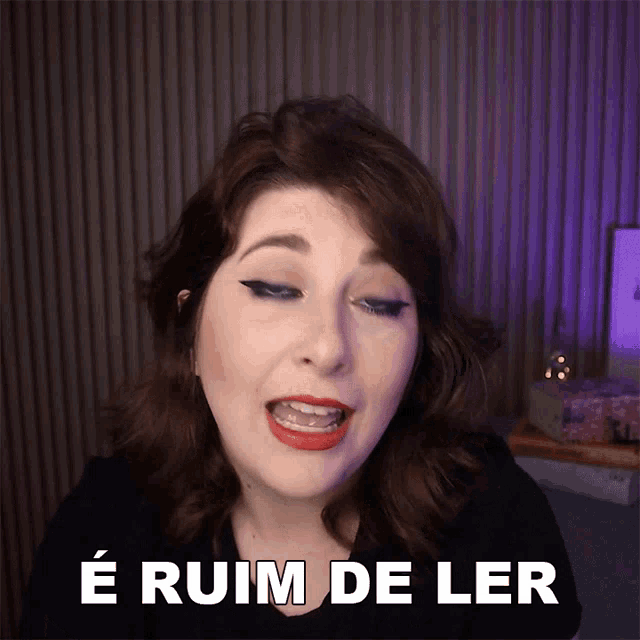 a woman says e ruim de ler in front of a purple background