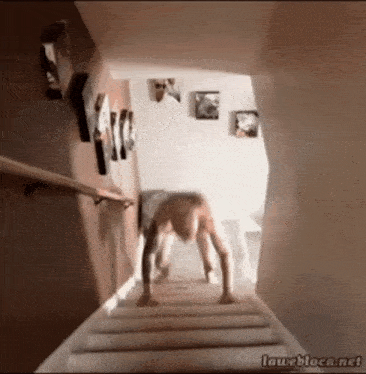a picture of a person doing a handstand on a set of stairs with the website lawebloca.net at the bottom