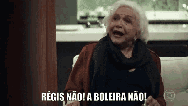 an elderly woman is sitting on a couch with her mouth open and the words regis não a boleira não