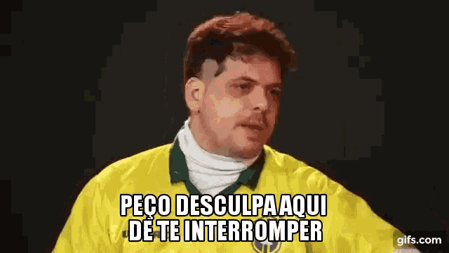 a man in a yellow shirt says peco desculpa aqui