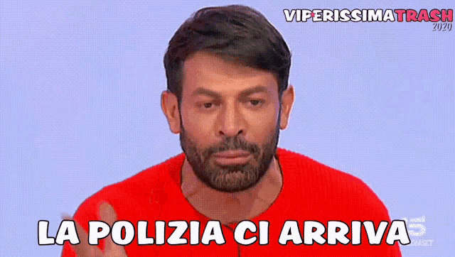 a man in a red shirt with the words la polizia ci arriva below him