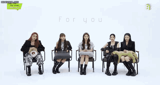 three girls are sitting in chairs with pillows on their lap and one of them says kami akan
