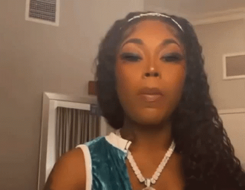 Queen Von Asian Doll GIF - Queen Von Asian Doll Peace Out GIFs
