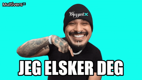 a man wearing a beanie and a black shirt with the words jeg elsker deg