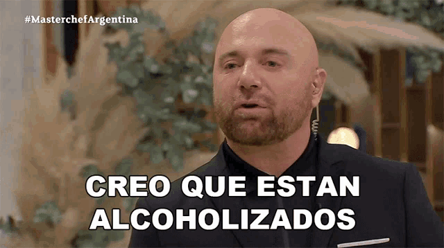 a man in a suit says creo que estan alcoholizados in spanish