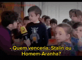 a group of children are being interviewed by a man with a microphone and the words quem venceria stalin ou homem-aranha