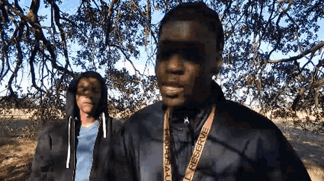 a man wearing a lanyard that says la reserve