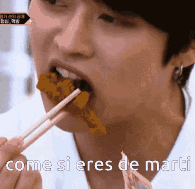 a close up of a person eating food with chopsticks and the words come si eres de marti written below them