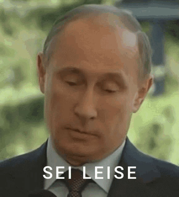 a close up of a man 's face with the words sei leise above him