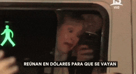 a person looking out of a window with the words reunian en dolares para que se vayan