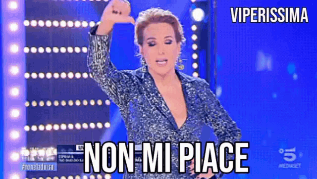 a woman giving a thumbs up in front of a sign that says non mi piace
