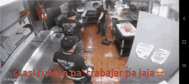 a phone screen shows a kitchen with the words si asi fueran pa trabajar pa jaja