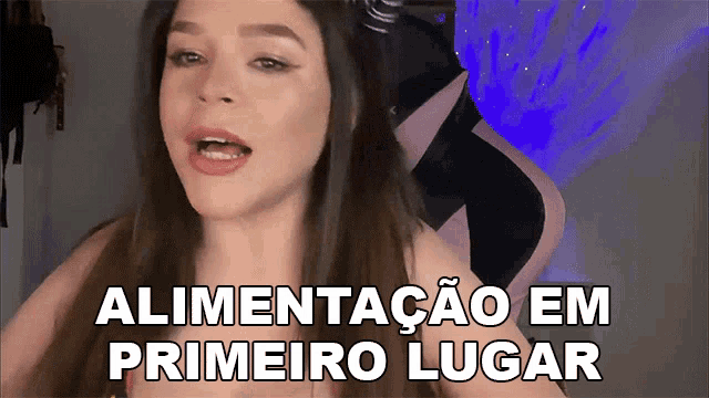 a woman in a pink and black chair with the words alimentacao em primeiro lugar below her