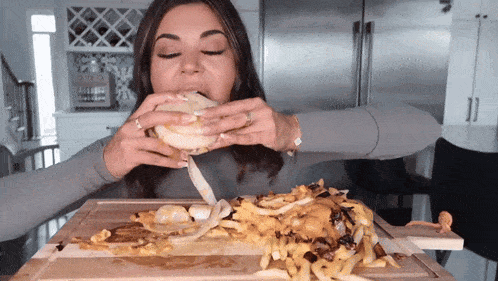 Steph Pappas Onion Wrapped Flying Dutchman GIF - Steph Pappas Onion Wrapped Flying Dutchman Burger GIFs