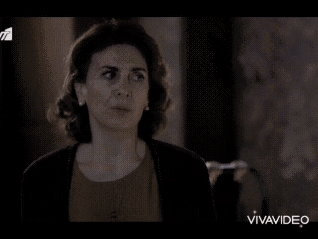 a woman is sitting in front of a bed with the word vivavideo on the bottom right