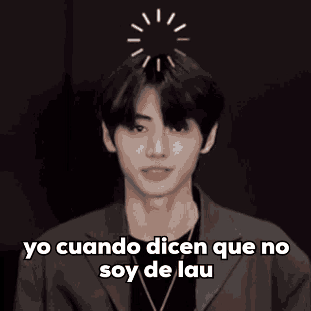 a man in a suit with a clock on his head says yo cuando dicen que no soy de lau .