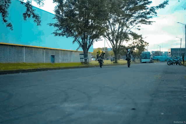 a blurry photo of people riding motorcycles with the caption eddymer s.