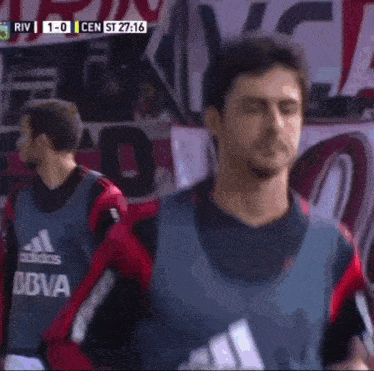a man in a red and black jacket says agarreta