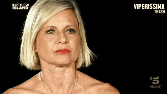 a woman says " si come no " in front of a black background