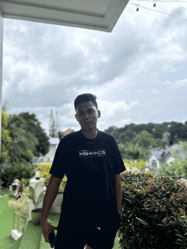a man wearing a black t-shirt that says " highminds "