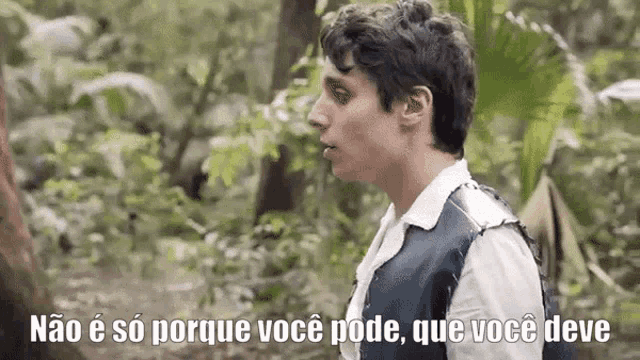 a man in a pirate costume is standing in the woods with a caption that says não e so porque você pode